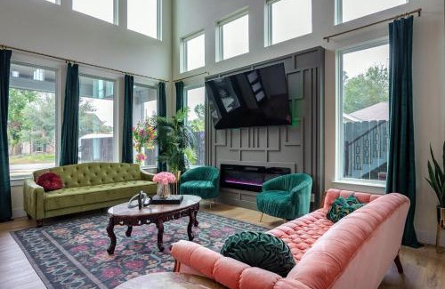 OST - South Union House | Garden of Eden Downtown Getaway - Hot Tub, Game Room, Neon Vibes