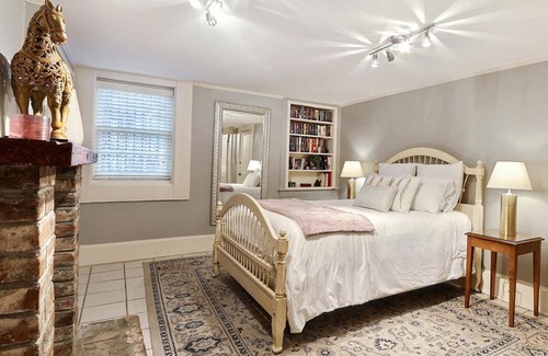 Historic Downtown Savannah Apartment | Garden on Jones