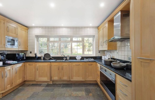 Borehamwood House | Garden Parking WiFi Near Sky Elstree Studios