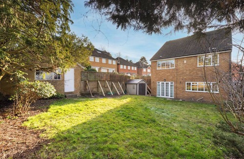 Borehamwood House | Garden Parking WiFi Near Sky Elstree Studios