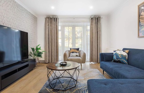 Borehamwood House | Garden Parking WiFi Near Sky Elstree Studios