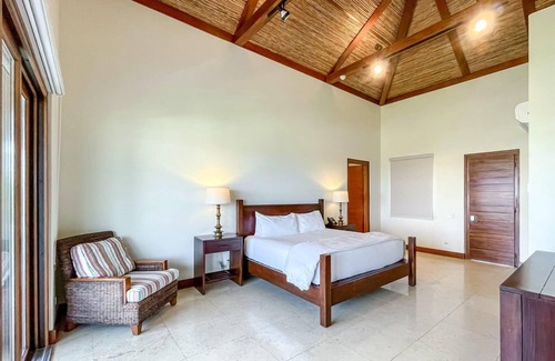 Pristine Bay Hotel | Garden View Standard Room at Las Verandas (2)