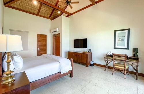 Pristine Bay Hotel | Garden View Standard Room at Las Verandas (2)