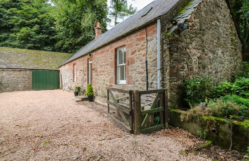Kirriemuir Cottage | GARDENER'S COTTAGE, with open fire in Kirriemuir