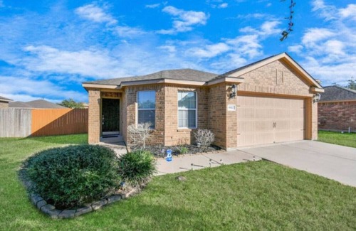 Iowa Colony Apartment | Garnet: Beautiful Gated Rental | Handicap Accessible