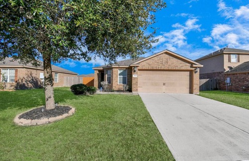 Iowa Colony Apartment | Garnet: Beautiful Gated Rental | Handicap Accessible
