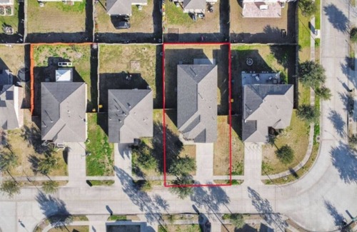 Iowa Colony Apartment | Garnet: Beautiful Gated Rental | Handicap Accessible