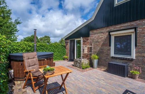 Den Burg House | Gastsuite het Duinroosje met hottub op het privé terras!