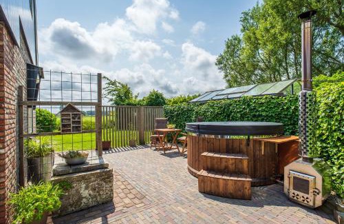 Den Burg House | Gastsuite het Duinroosje met hottub op het privé terras!