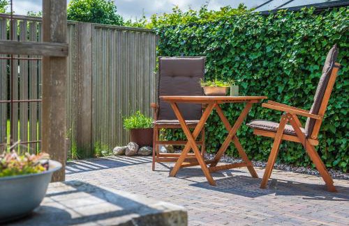 Den Burg House | Gastsuite het Duinroosje met hottub op het privé terras!