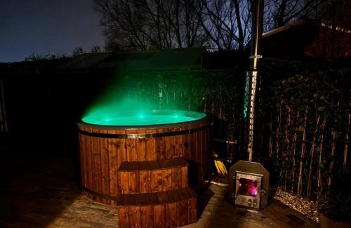 Den Burg House | Gastsuite het Duinroosje met hottub op het privé terras!