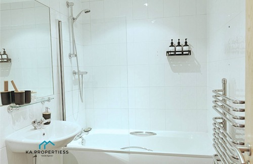 Old Trafford Apartment | Gated 2BR Flat + Parking & Pool Table | King Bed