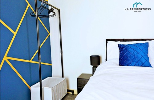 Old Trafford Apartment | Gated 2BR Flat + Parking & Pool Table | King Bed