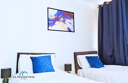 Old Trafford Apartment | Gated 2BR Flat + Parking & Pool Table | King Bed