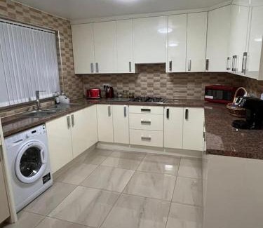 Smethwick House | Gated home close to Birmingham City Centre
