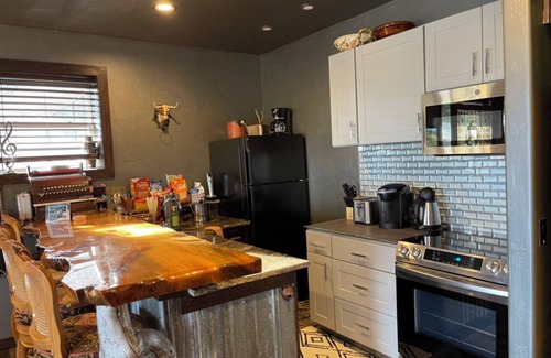 Somers Cabin | Gated Luxury King Bed 1.5 Bath Lodge Firep Hot Tub Kitchen Pool Table EV Charger
