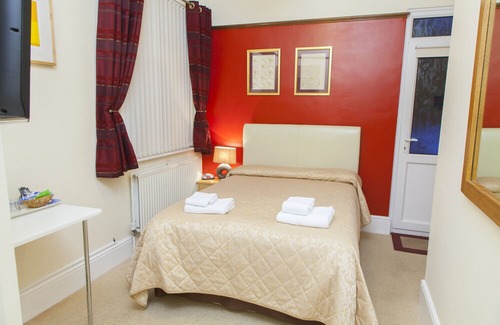 Horley Bed & Breakfast | Gatwick Turret Guest House