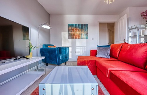 Sutton Coldfield Apartment | Blue Cedar 2 Bed, 2 Bath Apt with Parking - Modern apartment in Birmingham