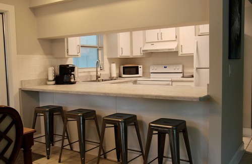 East Naples Cottage | Gecko Cottage - 2 miles to the beach!