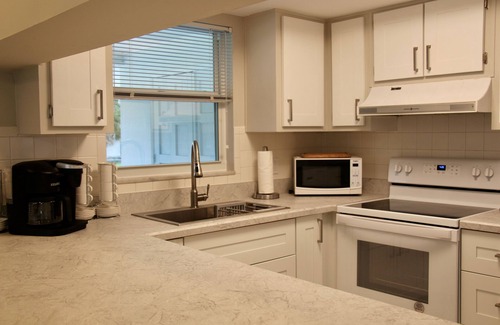 East Naples Cottage | Gecko Cottage - 2 miles to the beach!