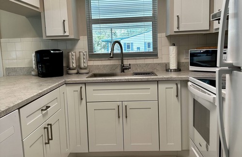 East Naples Cottage | Gecko Cottage - 2 miles to the beach!