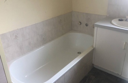 Geilston Bay House | Geilston Bay Townhouse clean and tidy and wonderful glass balcony