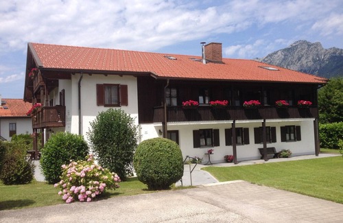Gmain Apartment | gemütliche Ferienwohnung für 1-4 Personen mit großem Balkon und Bergblick (Wohnung 2)
