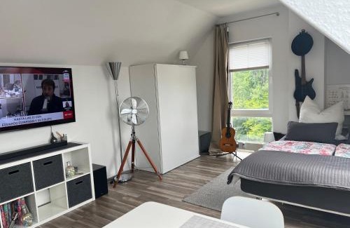 Niederursel Apartment | Gemütliche helle Dach-Wohnung in Frankfurt