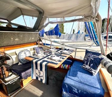 Romanshorn Boat Rental | Gemütliches Motorboot im Yachthafen von Romanshorn