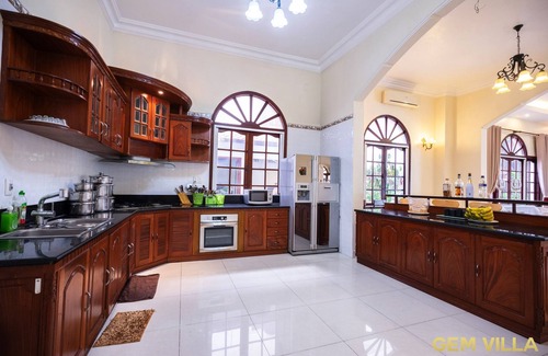 Thao Dien Villa | Gem Villa 10, Biệt thự phong cách cổ điển, sang trọng và ấm cúng có hồ bơi lớn.