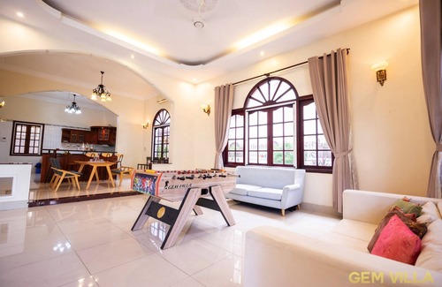 Thao Dien Villa | Gem Villa 10, Biệt thự phong cách cổ điển, sang trọng và ấm cúng có hồ bơi lớn.