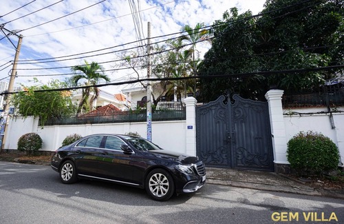 Thao Dien Villa | Gem Villa 10, Biệt thự phong cách cổ điển, sang trọng và ấm cúng có hồ bơi lớn.
