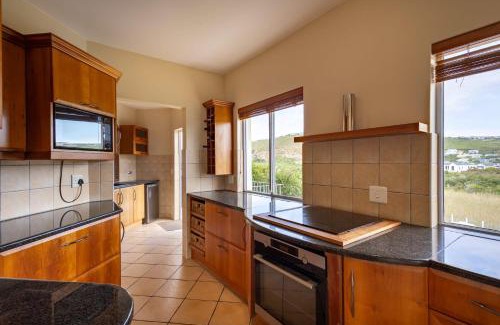 Robberg Beach Villa | Gemini Villa - Solar Powered Pool & Near Beach
