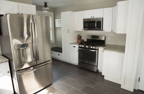 Geneva House | Geneva Ohio 4 Bedroom House - King Bed - 5 Min From Wineries, GOTL & SPIRE