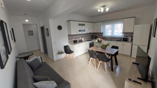Petaloudes Apartment | George & Chrysi Apart