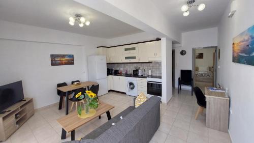 Petaloudes Apartment | George & Chrysi Apart