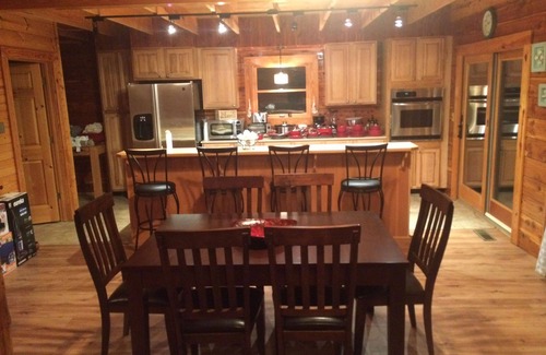 Quitman House | Get away from EVERYTHING! Secluded from the world. 300ft Water Front Log Cabin.