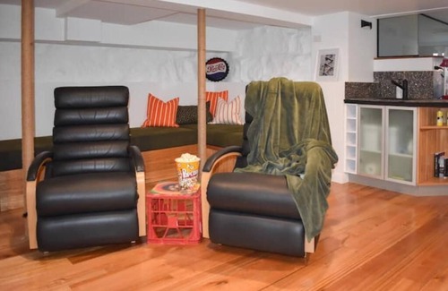 West Hobart Apartment | Get Funky in the heart of Hobart. The Funky Den. Parking!