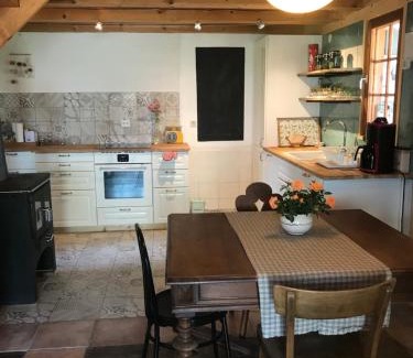 Oberndorf an der Melk House | Getreidekasten auf einer Lamafarm