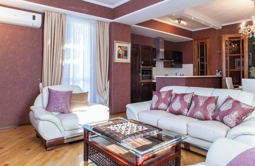 Vake Apartment | GG Home – Spacious 3BR Hideaway by Mziuri Park