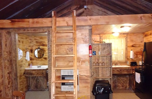 Pittsburg Cabin | Ghost woodnQuiet, Peaceful, Relaxing overall A Great Get Away Cabin!