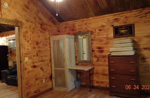 Pittsburg Cabin | Ghost woodnQuiet, Peaceful, Relaxing overall A Great Get Away Cabin!