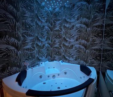 Appio Latino Apartment | Gianvenuti House Rome - Metro A with Jacuzzi