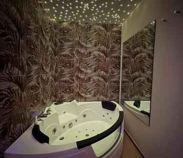 Appio Latino Apartment | Gianvenuti House Rome - Metro A with Jacuzzi