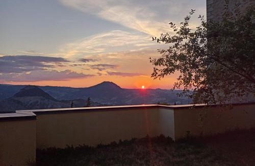 San Leo Apartment | Giardino in piazza, casa in pietra a San Leo