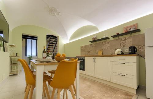 Borgo-Sanzio House | Giatì Studio - Cortile Privato & Metro
