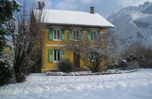 Giez House | Giez. Character property close to Lake Annecy with beautiful mountain views.