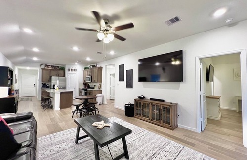 Wellborn House | GIG 'EM LANE - King Bed - 75" Smart TV - Coffee Bar