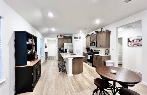 Wellborn House | GIG 'EM LANE - King Bed - 75" Smart TV - Coffee Bar