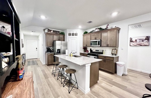 Wellborn House | GIG 'EM LANE - King Bed - 75" Smart TV - Coffee Bar
